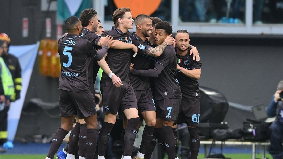 Napoli, Serie A'nın 18. haftasında deplasmanda Lazio'yu 2-0'lık skorla mağlup