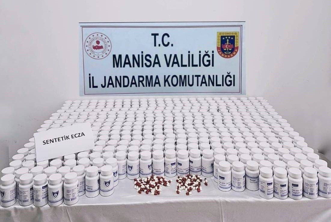 Manisa’da jandarmanın yılbaşı emniyet tedbirleri kapsamında otoyolda durdurduğu araçta binlerce