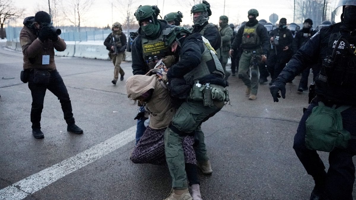 ABD Savaş Bakanlığı'nın, ICE ajanının bir kadını vurmasının ardından ICE