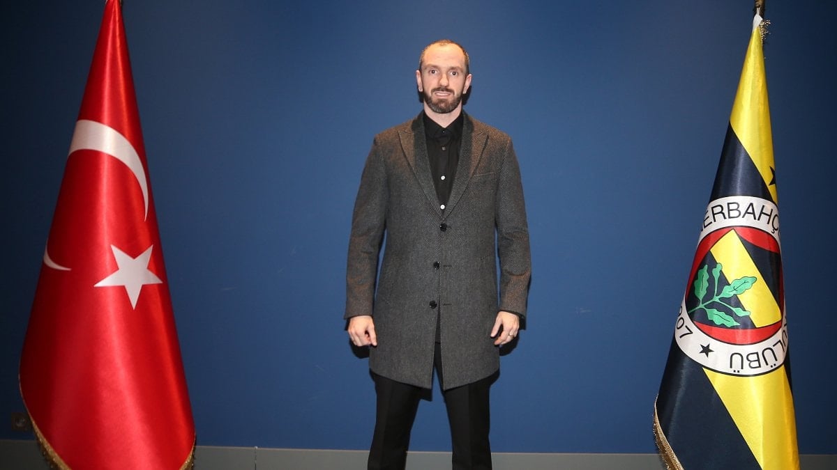 Fenerbahçe Kulübü, Ramil Guliyev'i atletizm şube sorumluluğuna getirdiğini duyurdu.