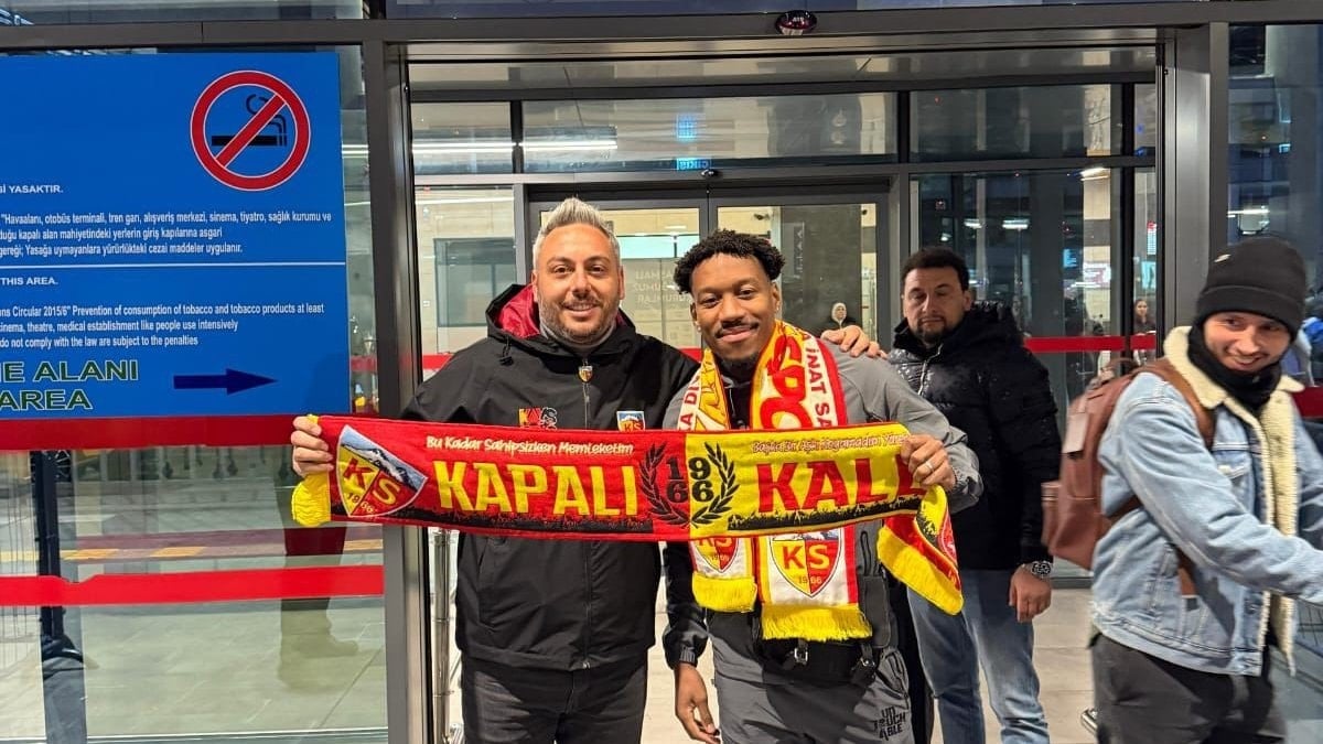 Kayserispor'un yeni transferi Fransız sağ bek Ronael Pierre-Gabriel’i Kayseri’ye geldi.