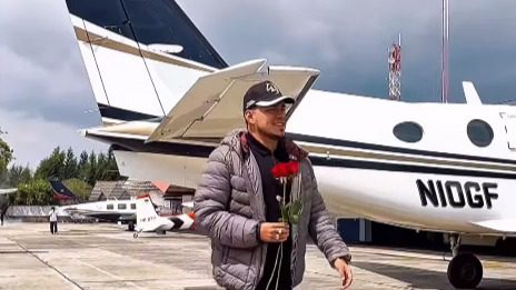 Kolombiya'da, konser için Medellin'e giden ünlü şarkıcı Jimenez ile ekibini