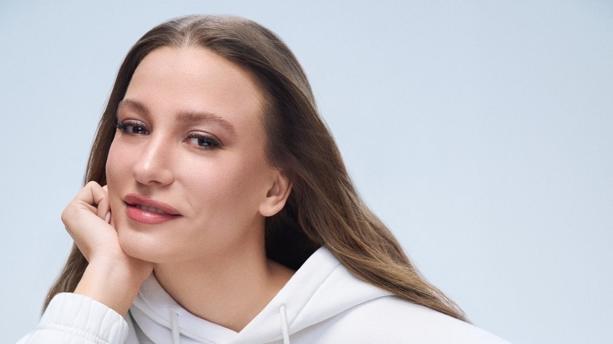 Tatiline dair kesitleri paylaşan ünlü oyuncu Serenay Sarıkaya'nın Eyfel Kulesi'ne