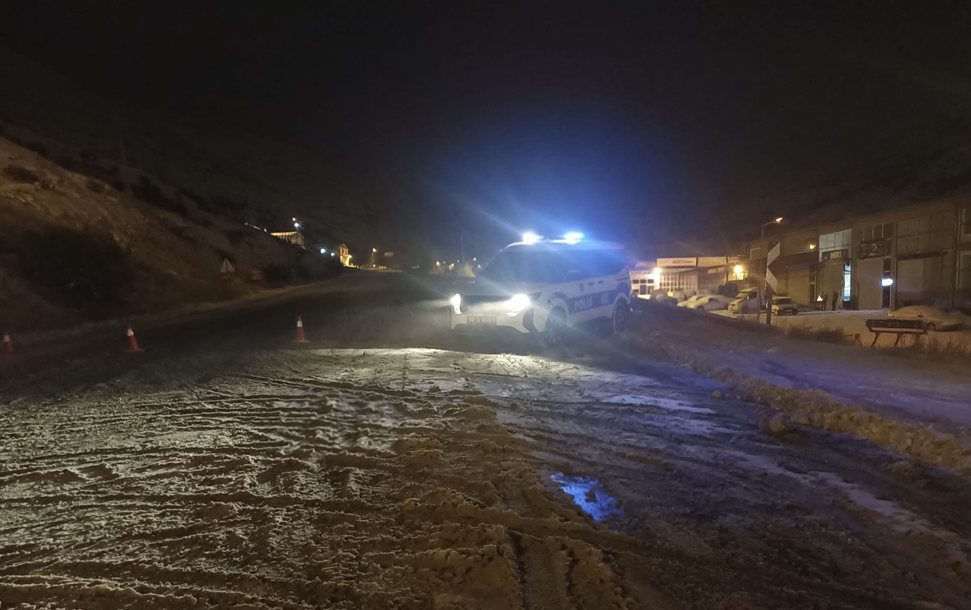 Sivas’ta yoğun kar ve tipi nedeniyle Kayseri-Malatya kara yolu çift