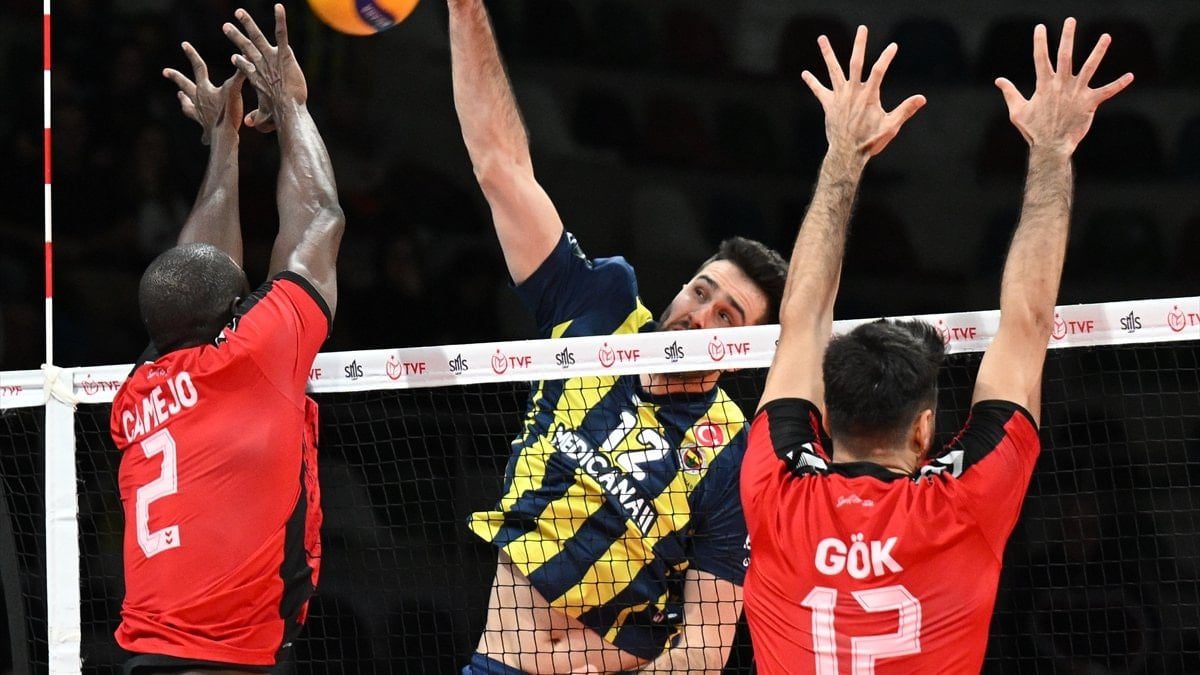 Voleybol Efeler Ligi'nin 15. haftasında Spor Toto, sahasında Fenerbahçe'yi 3-1