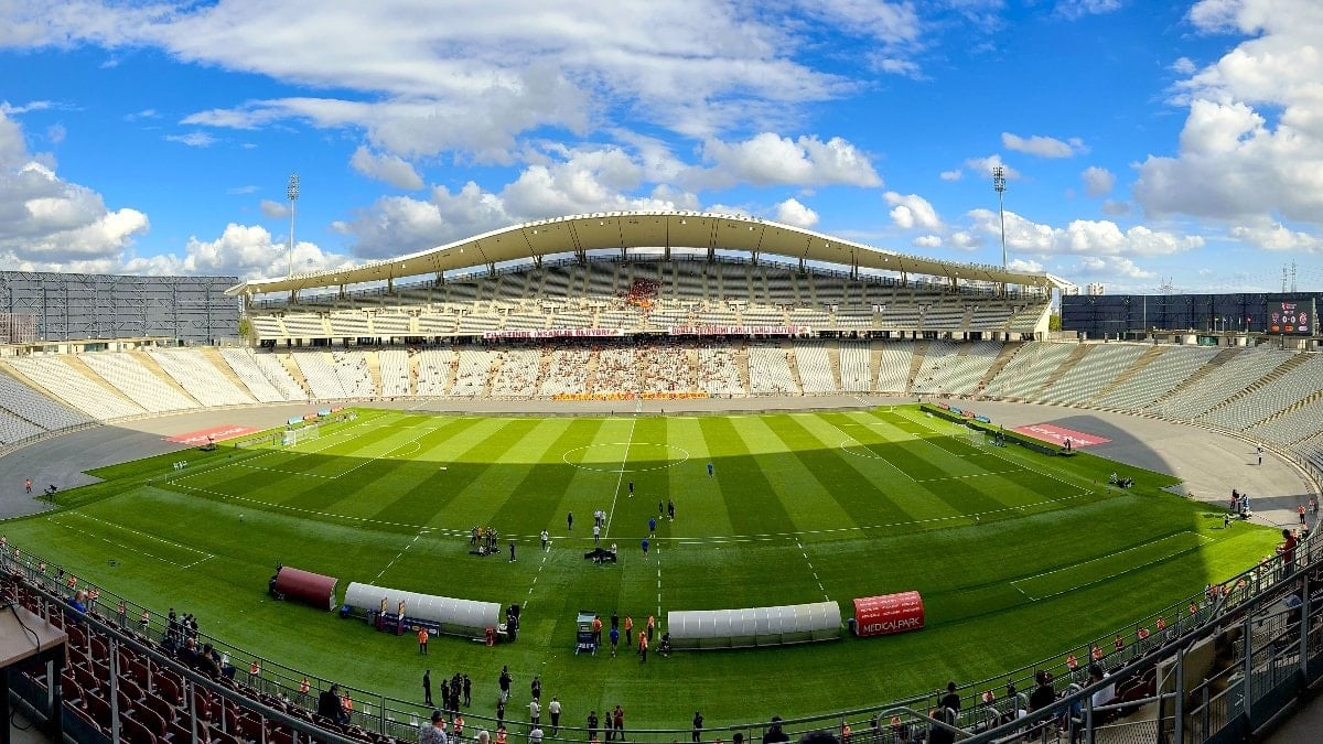 Galatasaray ile Fenerbahçe arasında oynanacak maçla birlikte Atatürk Olimpiyat Stadyumu,