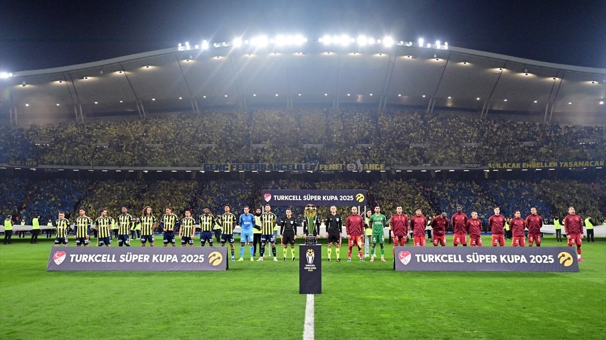 Galatasaray ile Fenerbahçe arasında Atatürk Olimpiyat Stadyumu’nda oynanan Süper Kupa