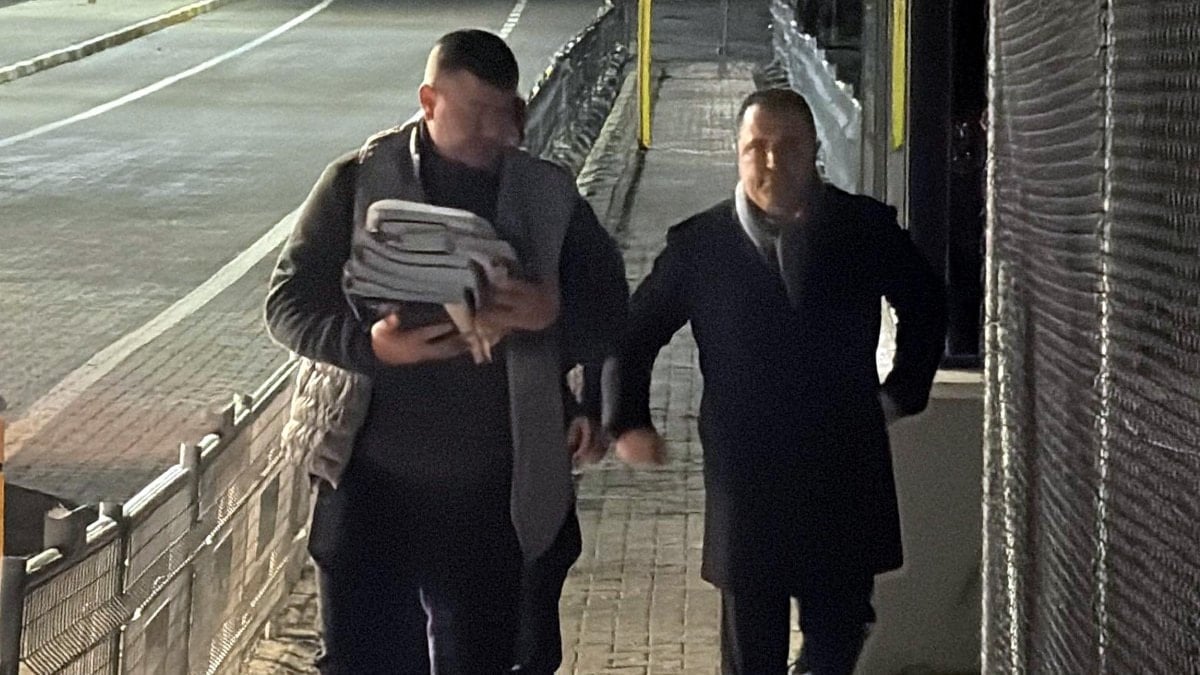 Yargılandığı rüşvet davasında hakkında tahliye kararı verilen Avukat Rezan Epözdemir,