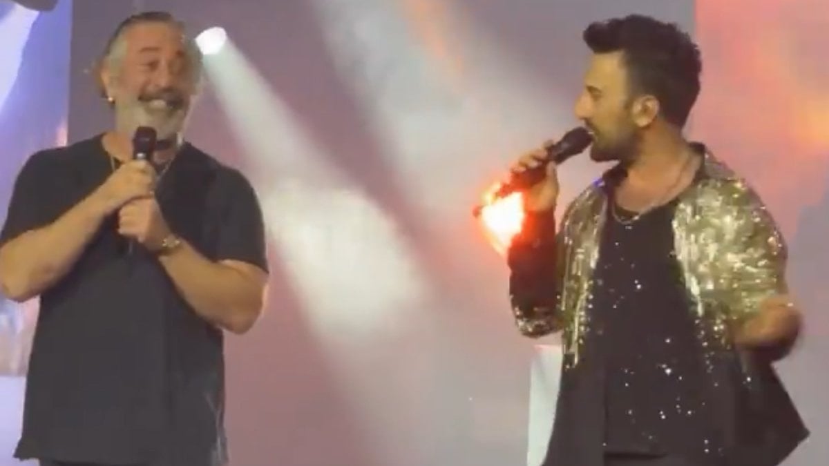 İstanbul’daki Tarkan konserine sahneye çıkan Cem Yılmaz damga vurdu. İkilinin