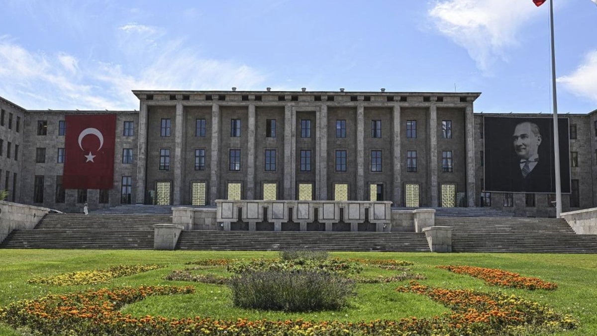 Genel seçimlerden sonra TBMM'de 37 milletvekili partisinden istifa etti. Bu