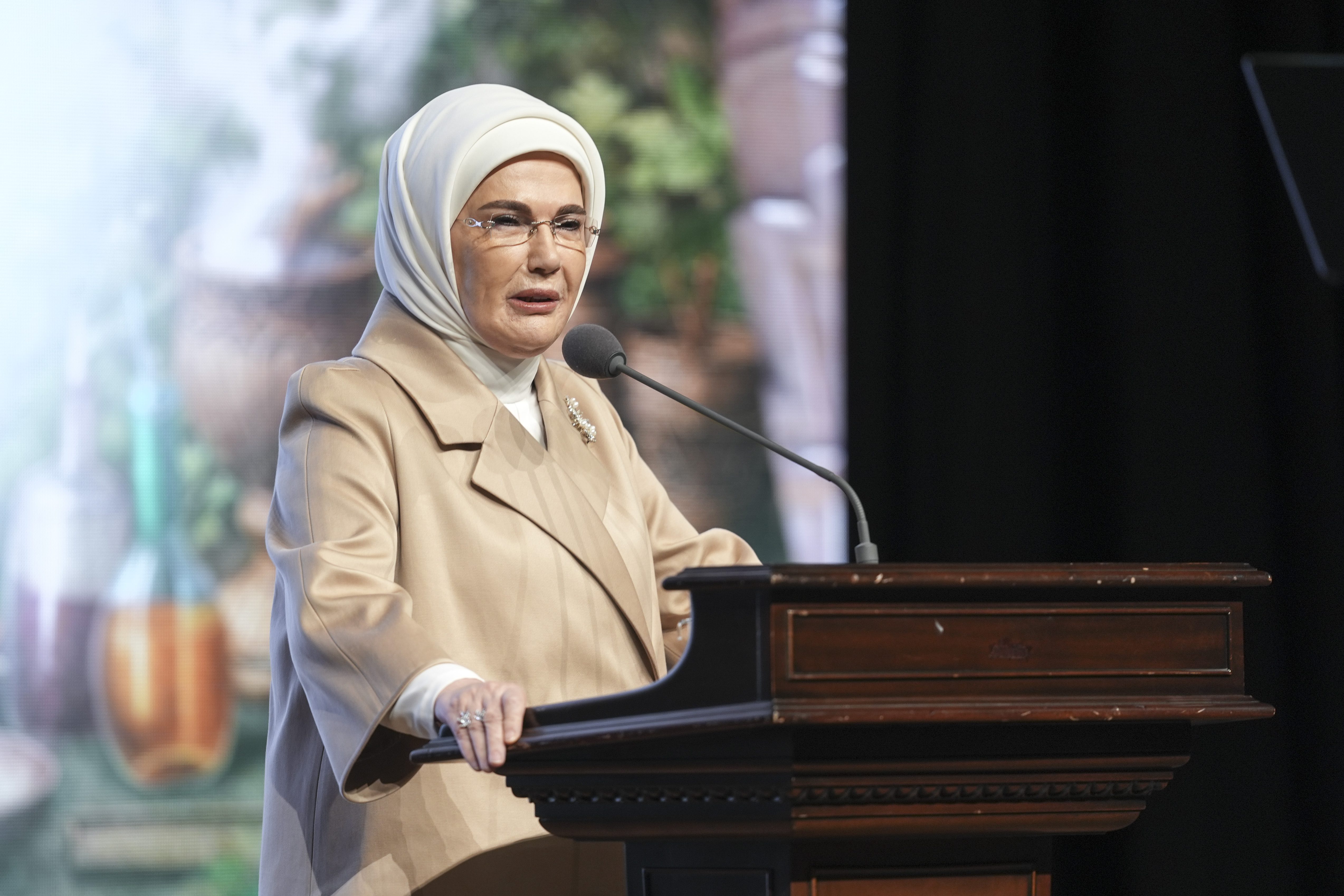 Emine Erdoğan, "Tıp ve Kültür-Sanat Sempozyumu"nda yaptığı konuşmada,  teknolojinin