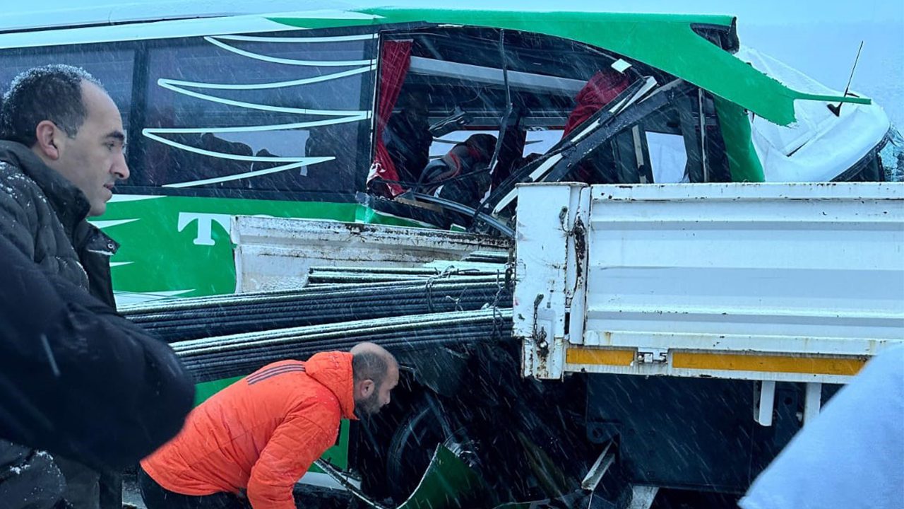 Tokat'ta karlı yolda kayan yolcu otobüsü, bir TIR'a arkadan çarptı.