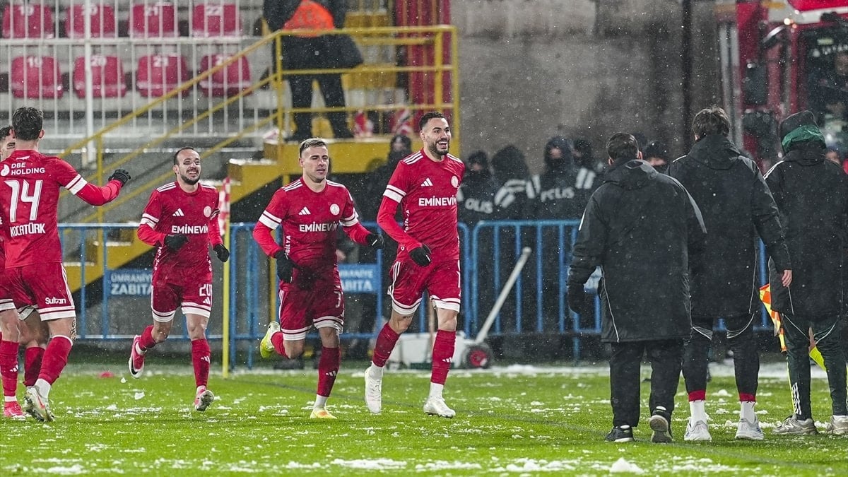 Ümraniyespor, 1. Lig'in 21. haftasında evinde Serikspor'u 5-0'lık skorla mağlup