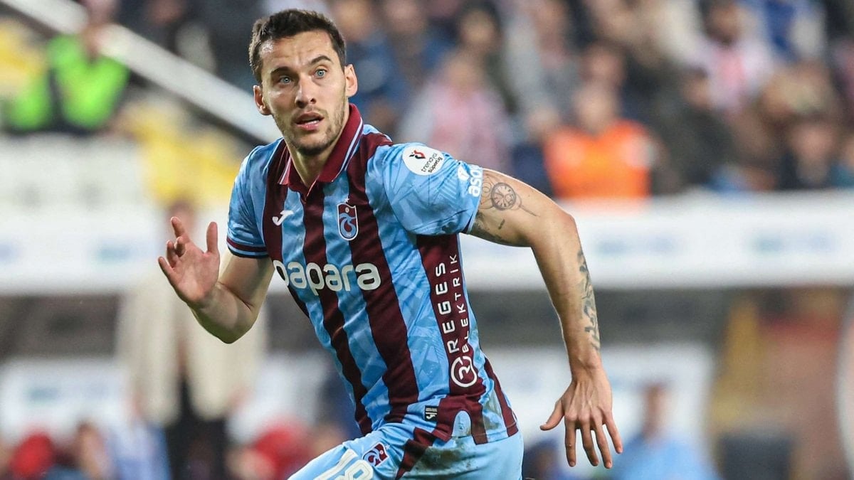 Trabzonspor'un yeni transferi Umut Nayir ayağının tozuyla Antalyaspor'a karşı forma