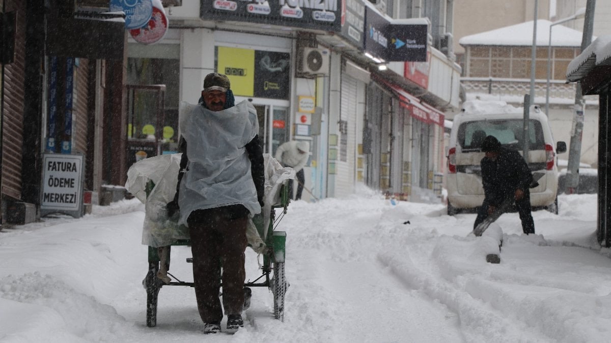 Van'da kar yağışı ve tipi nedeniyle 287 yerleşim yerinin yolu