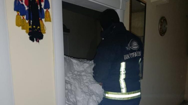 Van'ın Çatak ilçesinde iki mahallede bulunan bazı evlere çığ düştü.