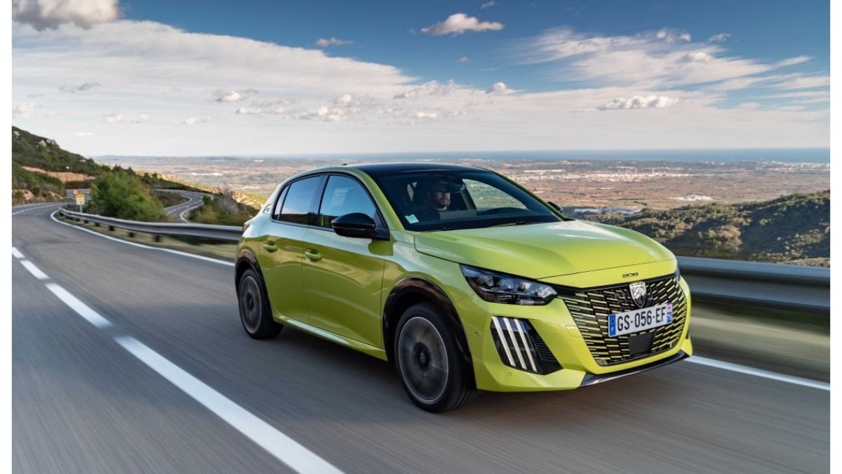 Peugeot'nun B segmentindeki popüler temsilcisi 208, tamamen yenilenen yüzüyle 2026