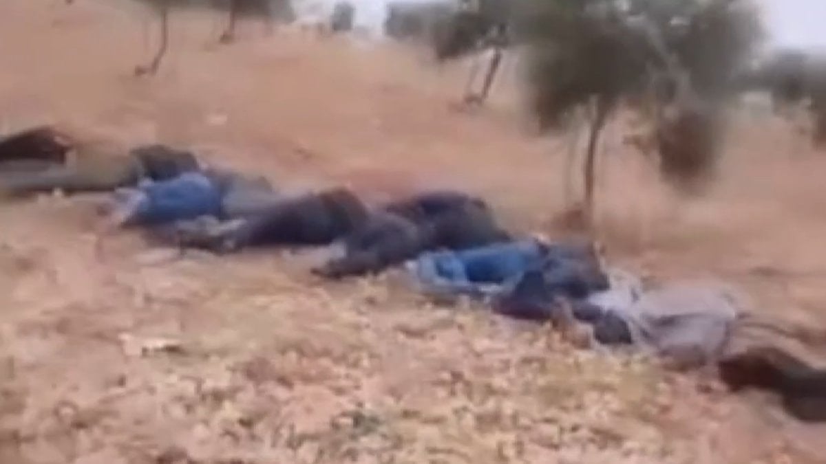 Suriye'nin Ayn el-Arab bölgesinde YPG/SDG'li teröristlerin öldürdükleri sivillerin cenazelerini kayda