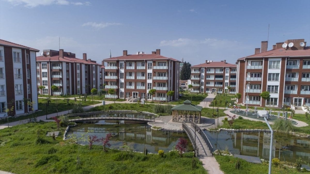 Yüzyılın Konut Projesi’nde 26-31 Ocak kura programını Murat Kurum duyurdu.