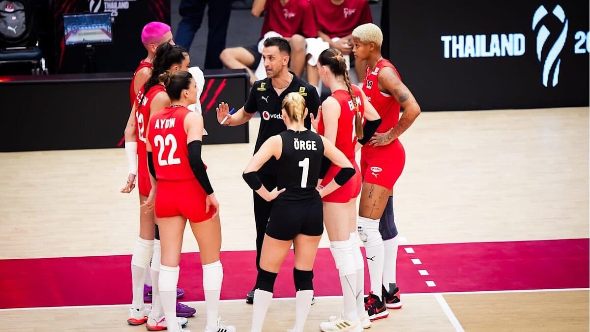 A Milli Kadın ve Erkek Voleybol Takımı, üç ayaktan oluşan