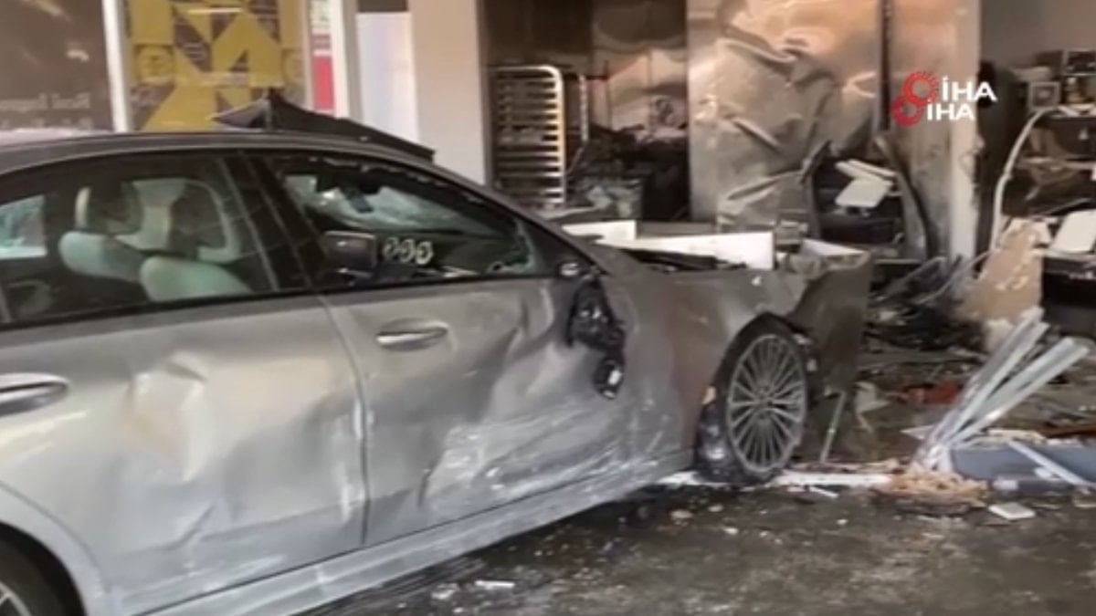 Los Angeles şehrinde seyreden bir binek aracın bisikletle çarpıştıktan sonra