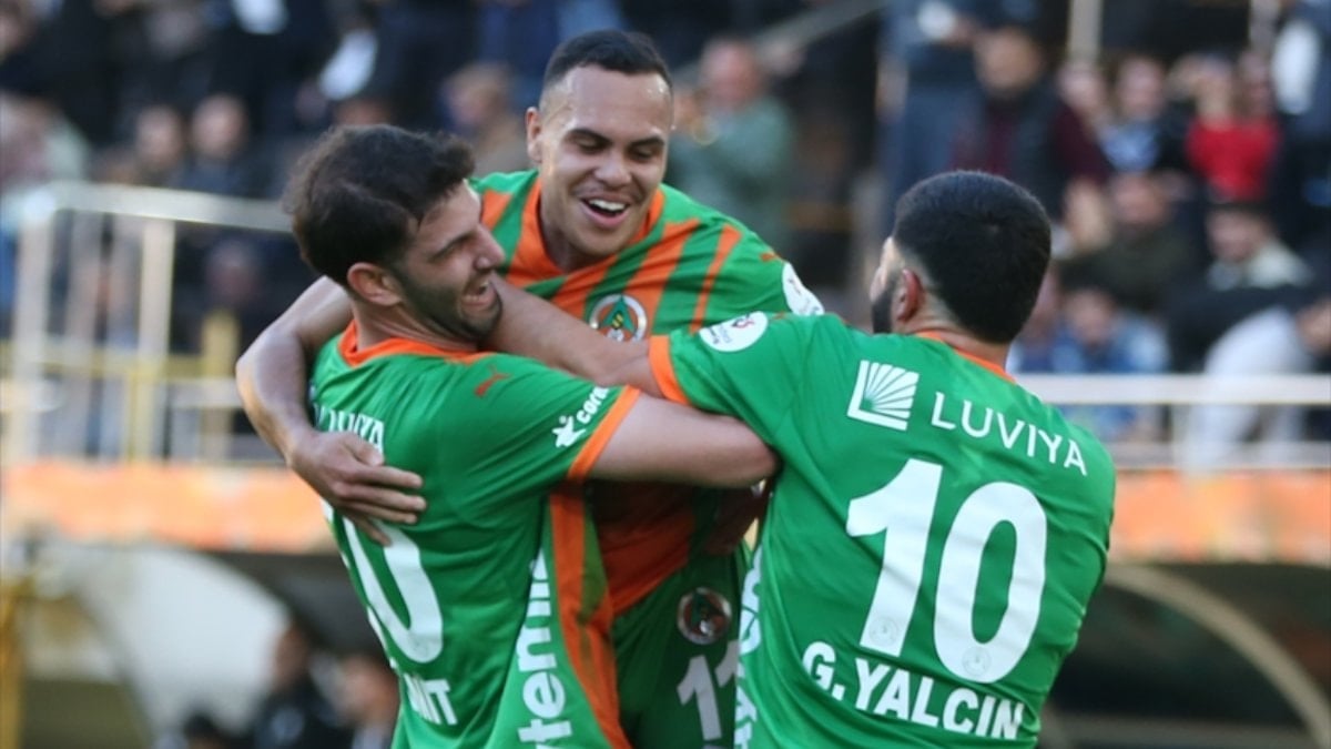 Alanyaspor, Süper Lig'in 22. haftasında evinde Konyaspor'u 2-1'lik skorla mağlup