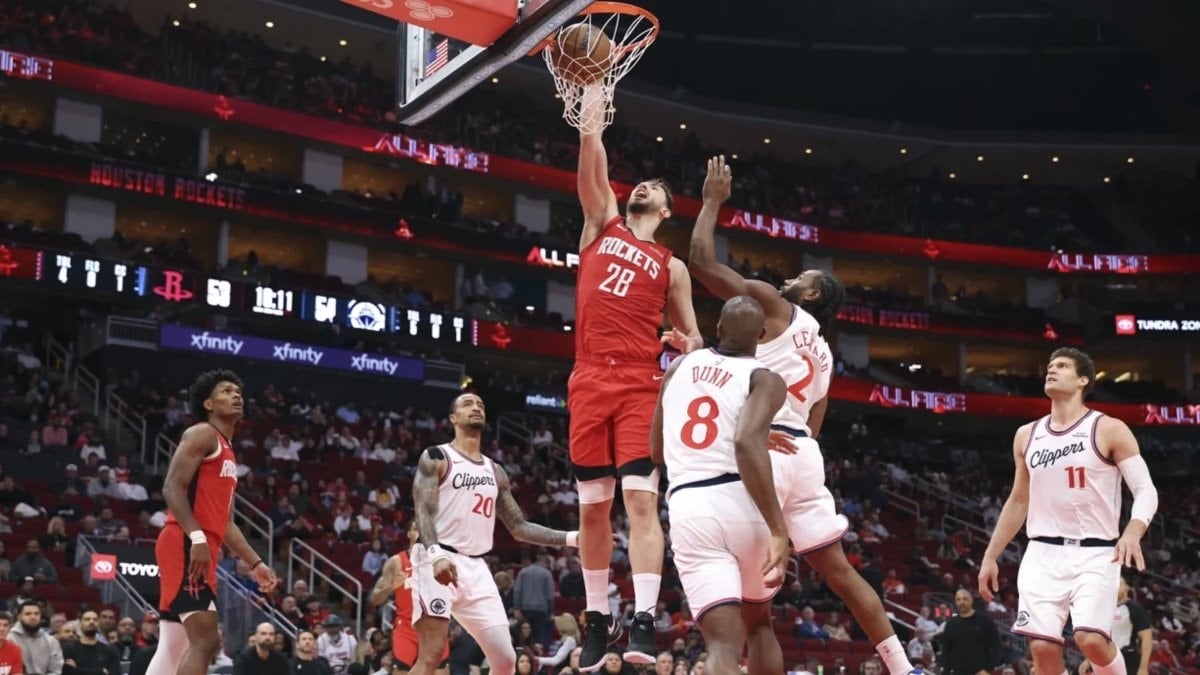 NBA'de Houston Rockets, konuk ettiği Los Angeles Clippers'ı 102-95 yenerken,