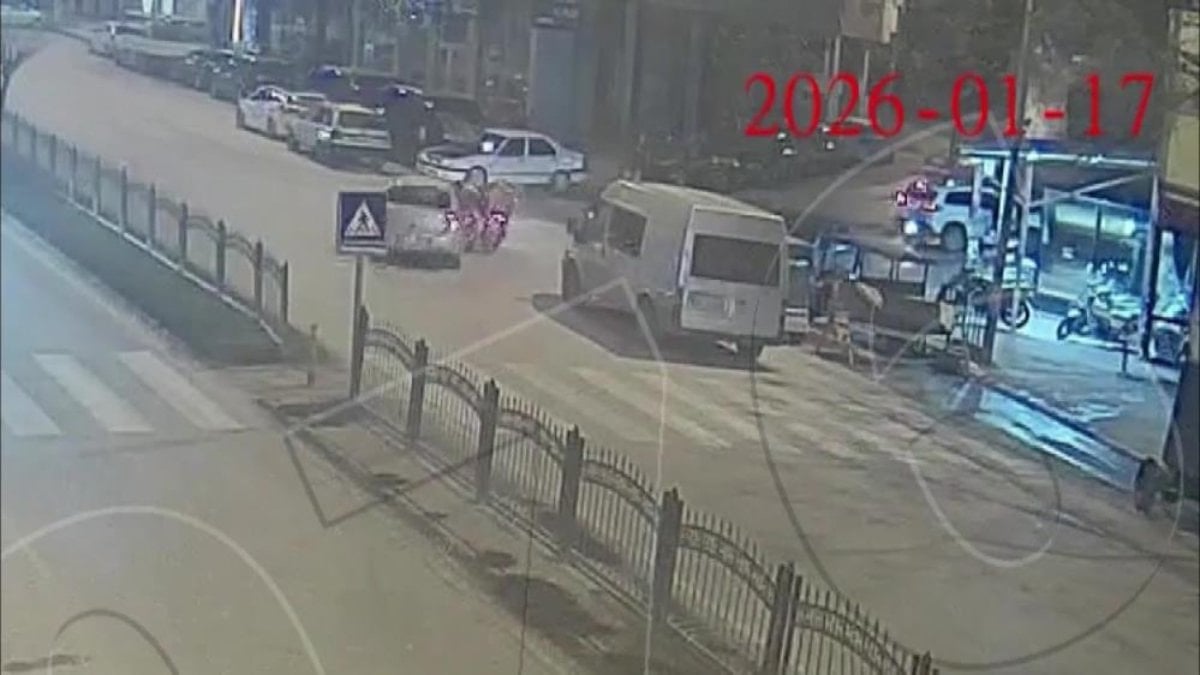 Amasya’da sağa manevra yapan otomobile arkadan çarpan motokurye savrularak yaralandı.