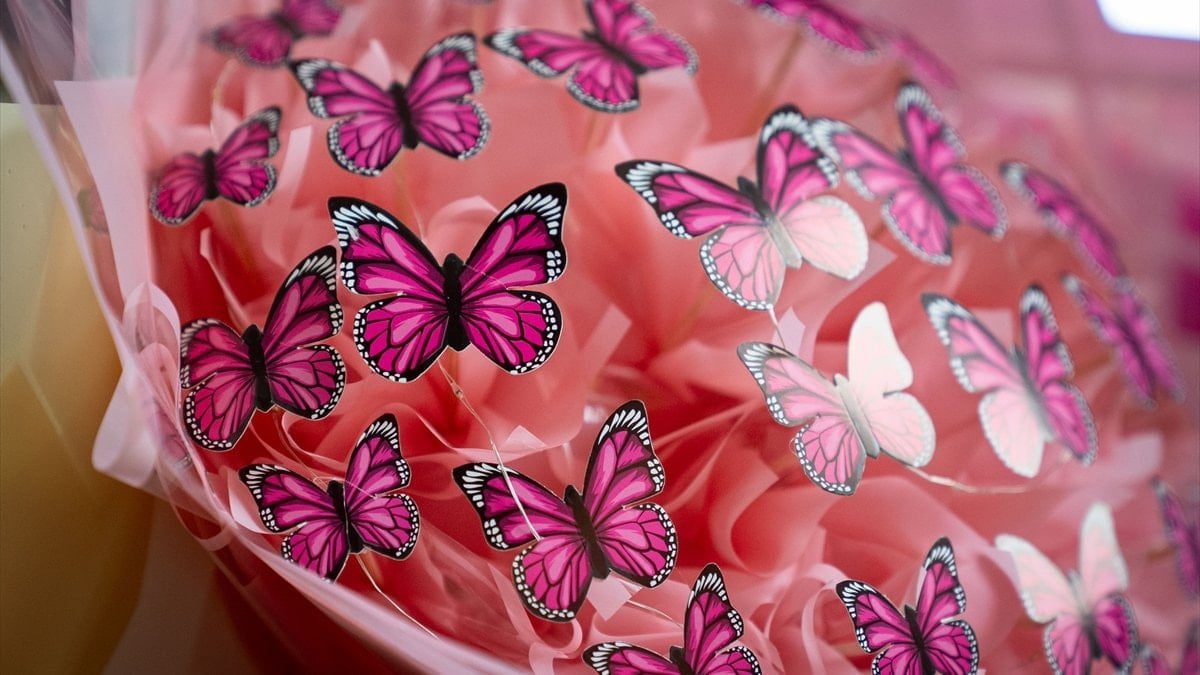 14 Şubat Sevgililer Günü öncesi çiçekçilerde yoğunluk yaşanırken, klasik kırmızı