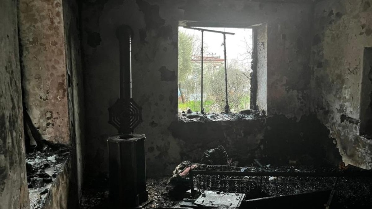 Manavgat'ta uyuduğu sırada sobadan sıçrayan kıvılcım nedeniyle evinde yangın çıkan