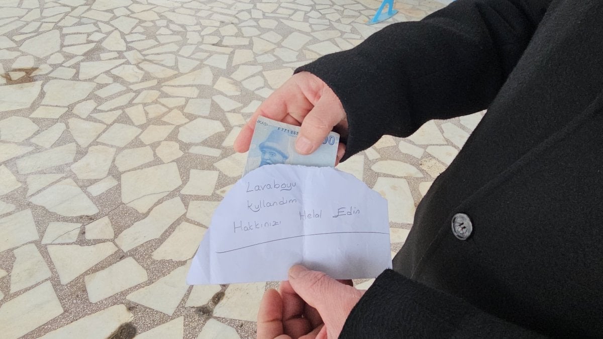 Sultanhisar ilçesinde bulunan bir camide tuvaleti kullanan bir vatandaş, cami