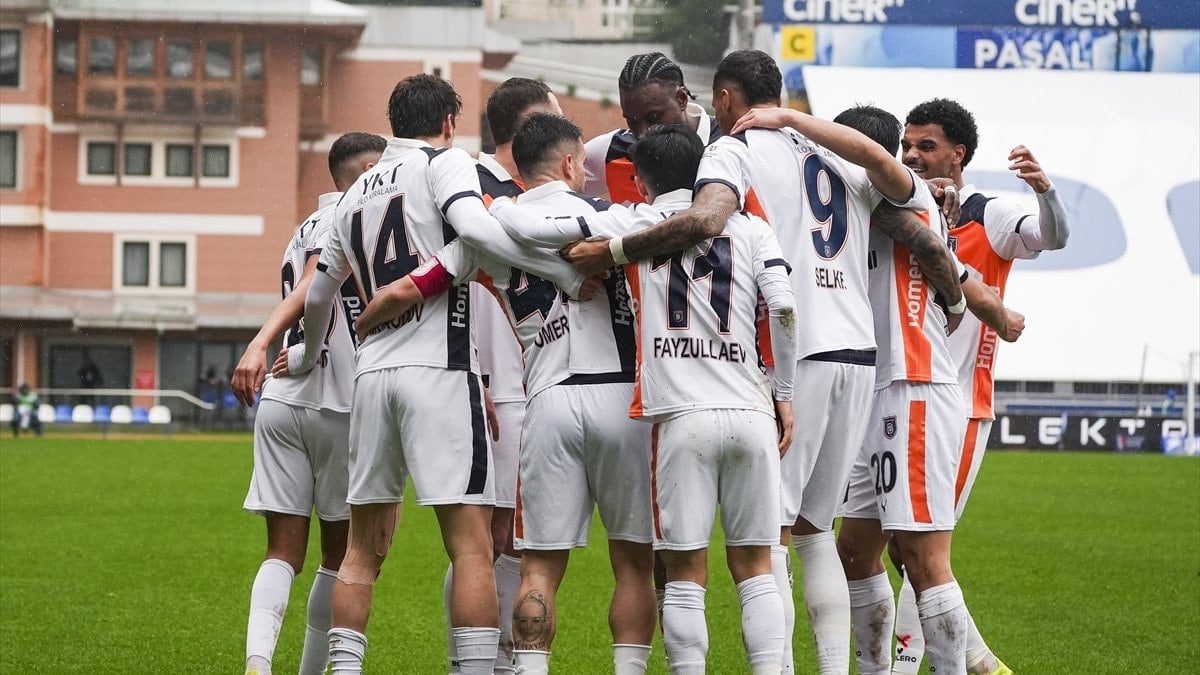 Başakşehir, Süper Lig'in 21. haftasında deplasmanda Eyüpspor'u 2-1'lik skorla mağlup
