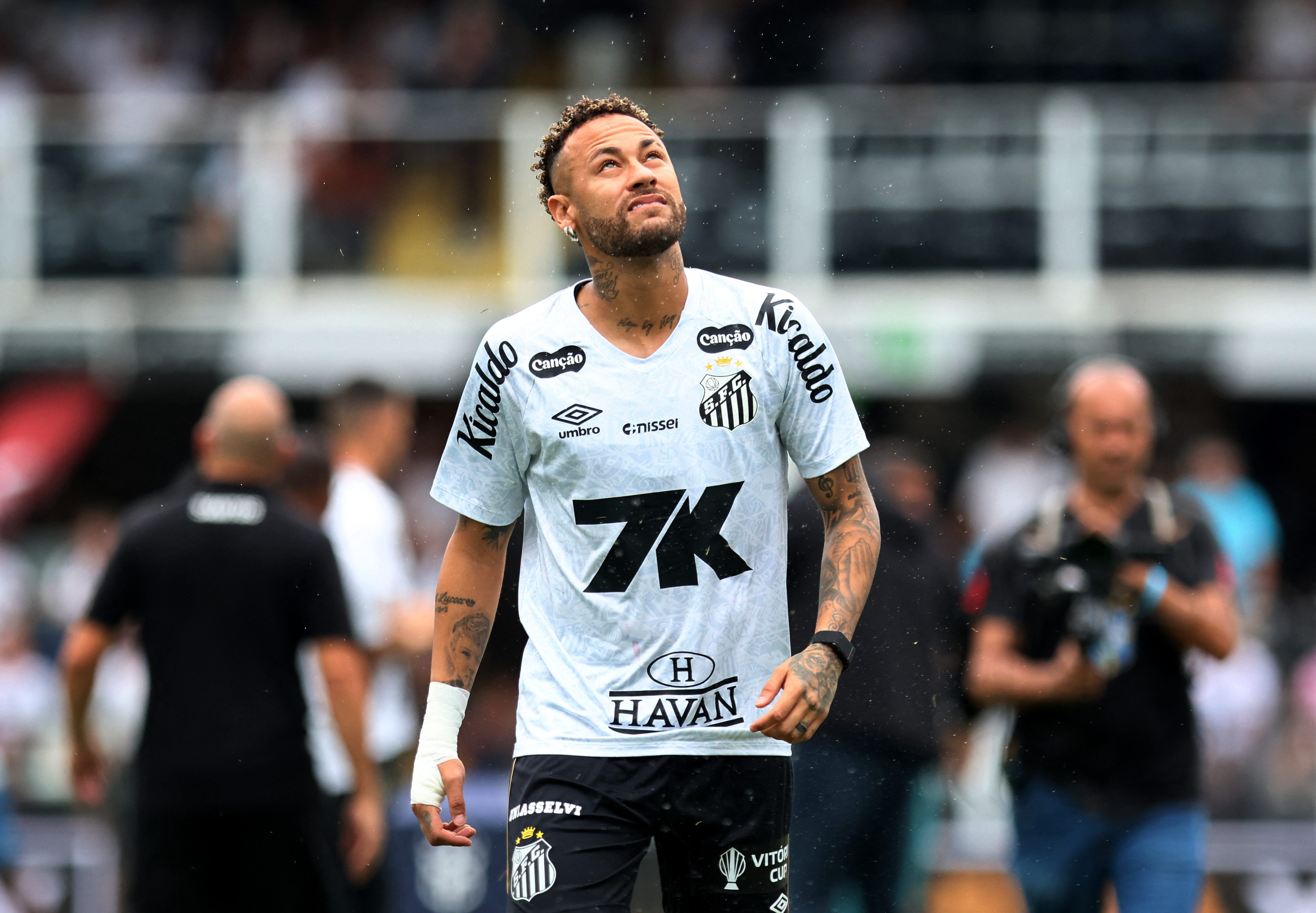 Neymar kariyerini sonlandırmayı düşünüyor. Brezilyalı yıldız, sakatlıklarından dolayı geleceğinden şüpheli.