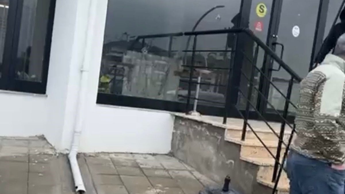 Kentte kimliği belirsiz bir kişi tarafından emlak ofisine düzenlenen silahlı