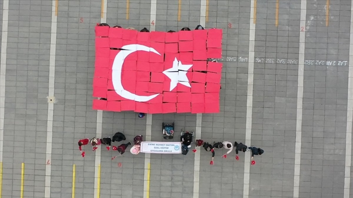 Bolu'daki Özel Eğitim Uygulama Okulu öğrencileri, bayrak sevgisini, depremin 3.