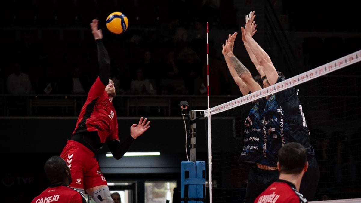 Voleybol Efeler Ligi'nin 18. haftasında Bursa Büyükşehir Belediyespor, deplasmanda Spor
