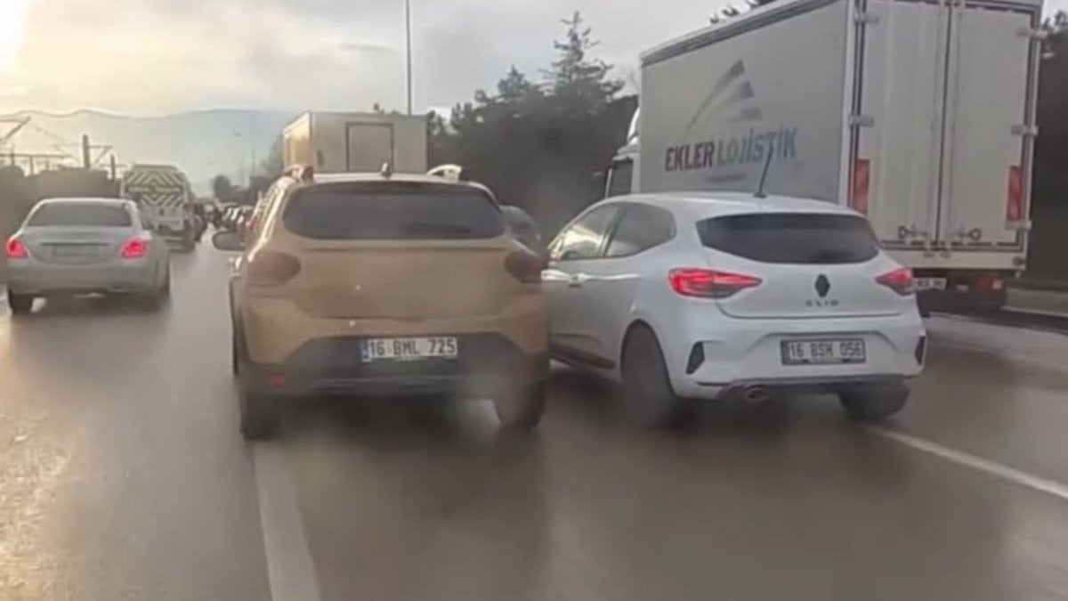 Bursa'da trafikteki sürücülerin 'şerit' kavgası, bir motosikletlinin kask kamerasına yansıdı.