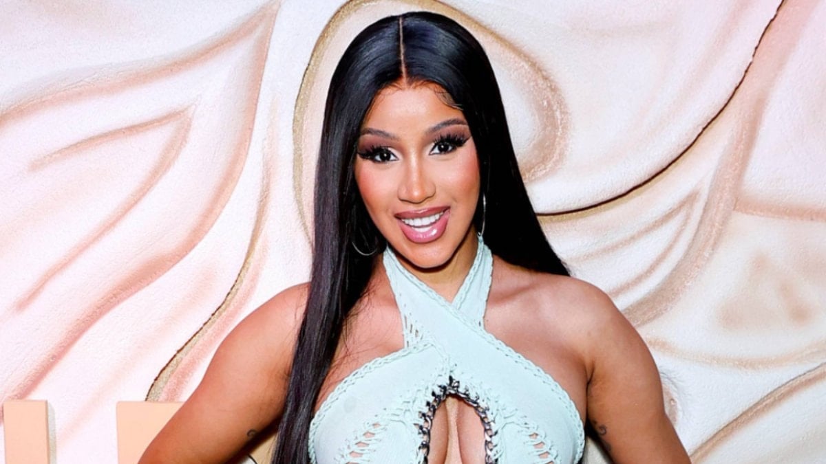 Robotla dans etmeye çalışan dünyaca ünlü şarkıcı Cardi B, rezil