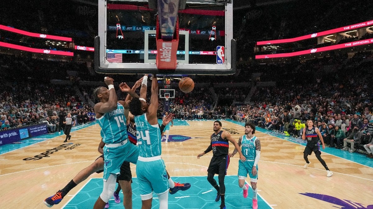 Detroit Pistons'ın deplasmanda Charlotte Hornets'ı 110-104 mağlup ettiği mücadelede çıkan