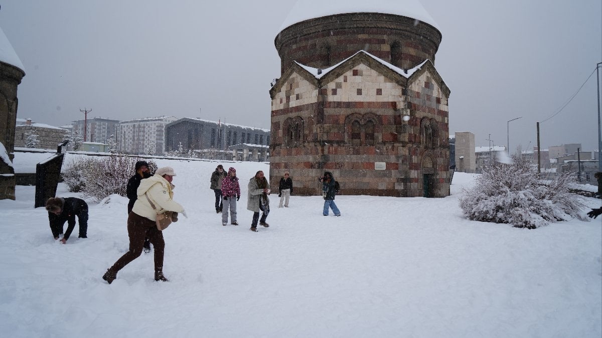 Anadolu turu kapsamında Erzurum’a gelen Belçikalı turistler, tarihi mekanları gezerken