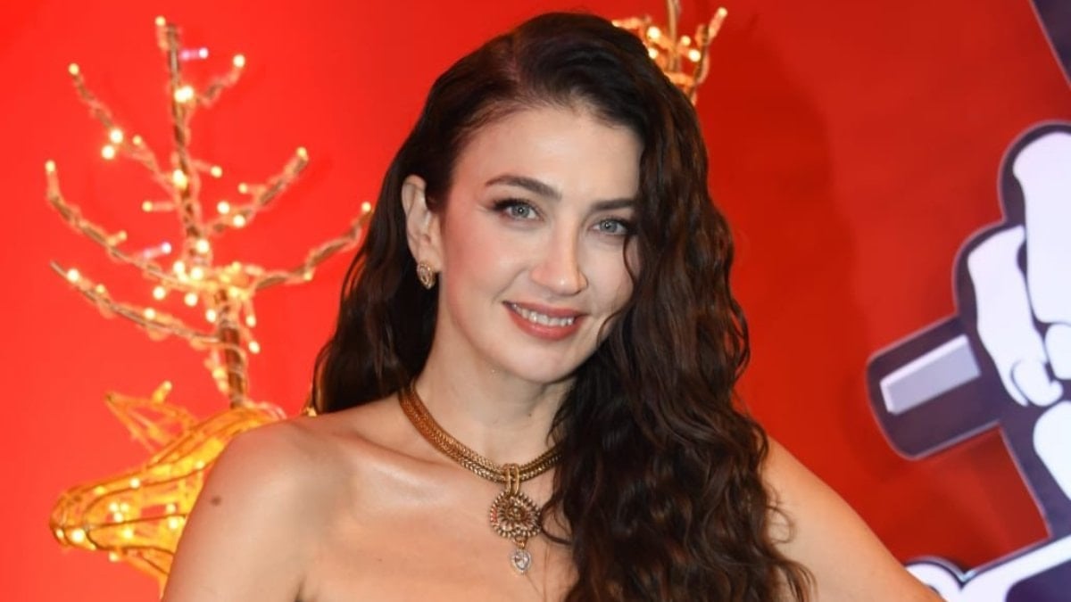 Şu sıralar Eşref rüya dizisindeki performansıyla dikkat çeken Ceren Benderlioğlu'nun