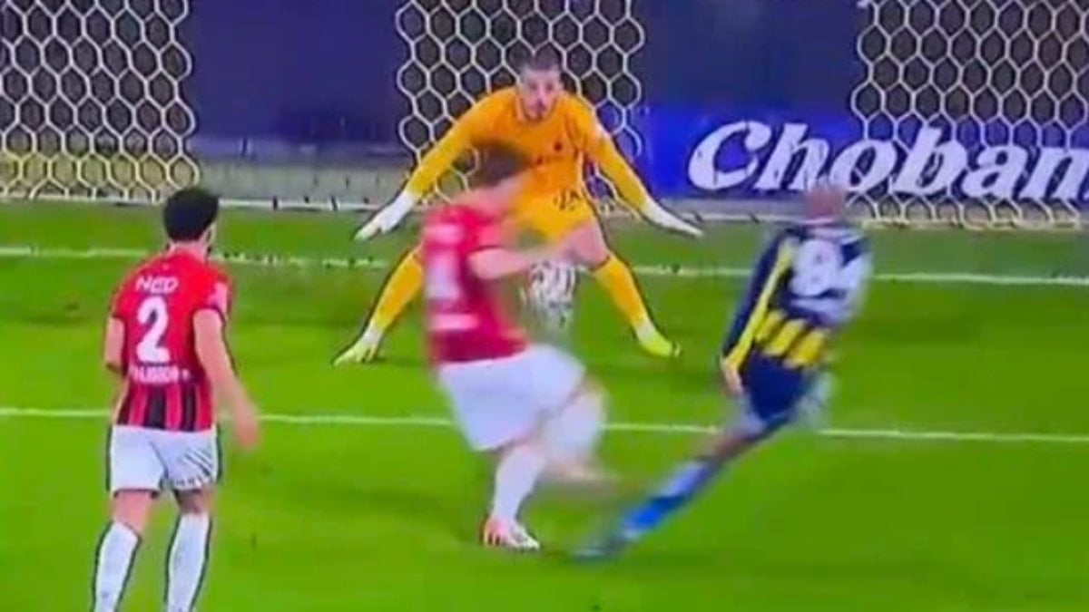 Fenerbahçe'nin Gençlerbirliği'ni konuk ettiği Süper Lig maçının ilk yarısında sarı-lacivertliler
