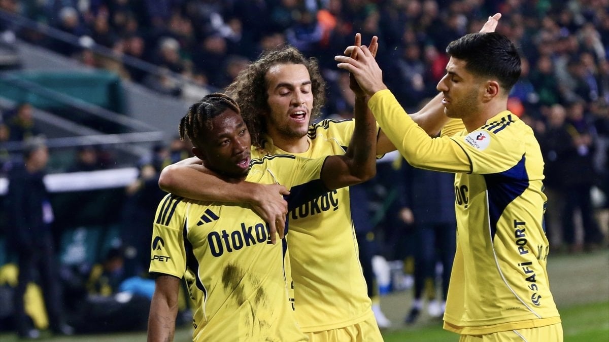 Süper Lig'in 21. hafta mücadelesinde Fenerbahçe, Gençlerbirliği'ni konuk ediyor.