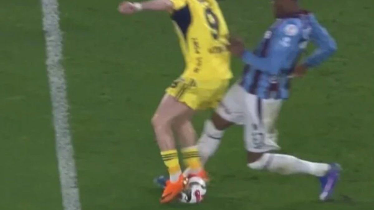 Fenerbahçeli futbolcular, Trabzonspor'un attığı 2. gol öncesinde faul itirazında bulundu.