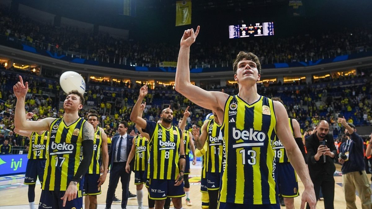 Fenerbahçe basketbolcuları Onuralp Bitim ve Tarık Biberovic, Galatasaray derbisinin ardından
