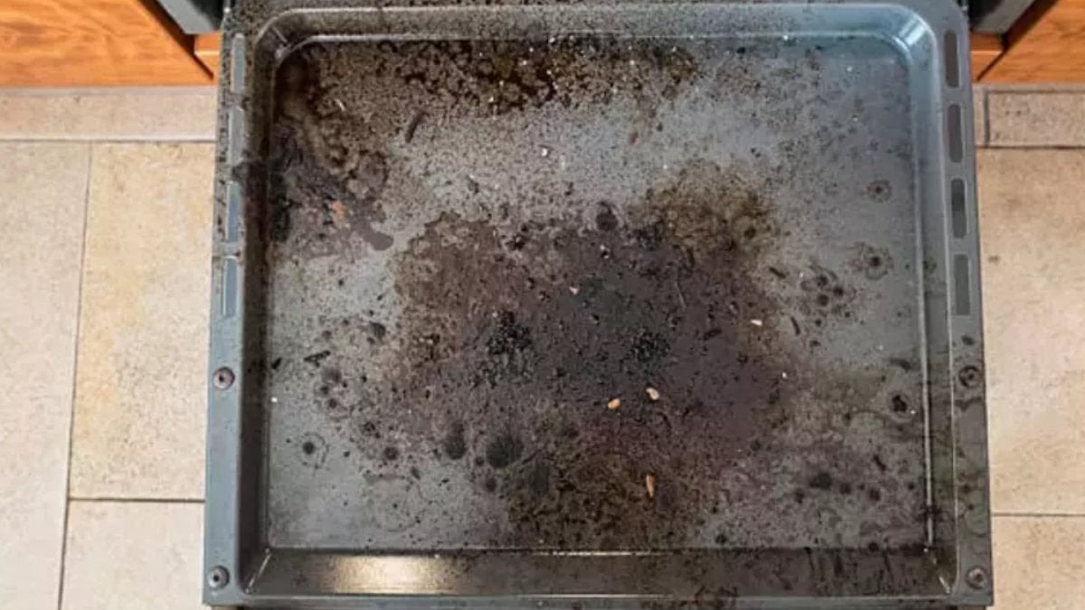 Fırın tepsisindeki inatçı yanıklar için saatlerce ovalama devri kapandı. Bu