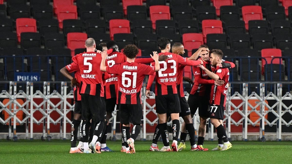 Gaziantep FK, Süper Lig'in 21. haftasında evinde Kasımpaşa'yı 2-1'lik skorla