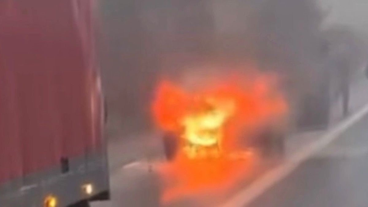 Şahinbey ilçesinde alev alan otomobilde çevredeki vatandaşların ve itfaiye ekiplerinin