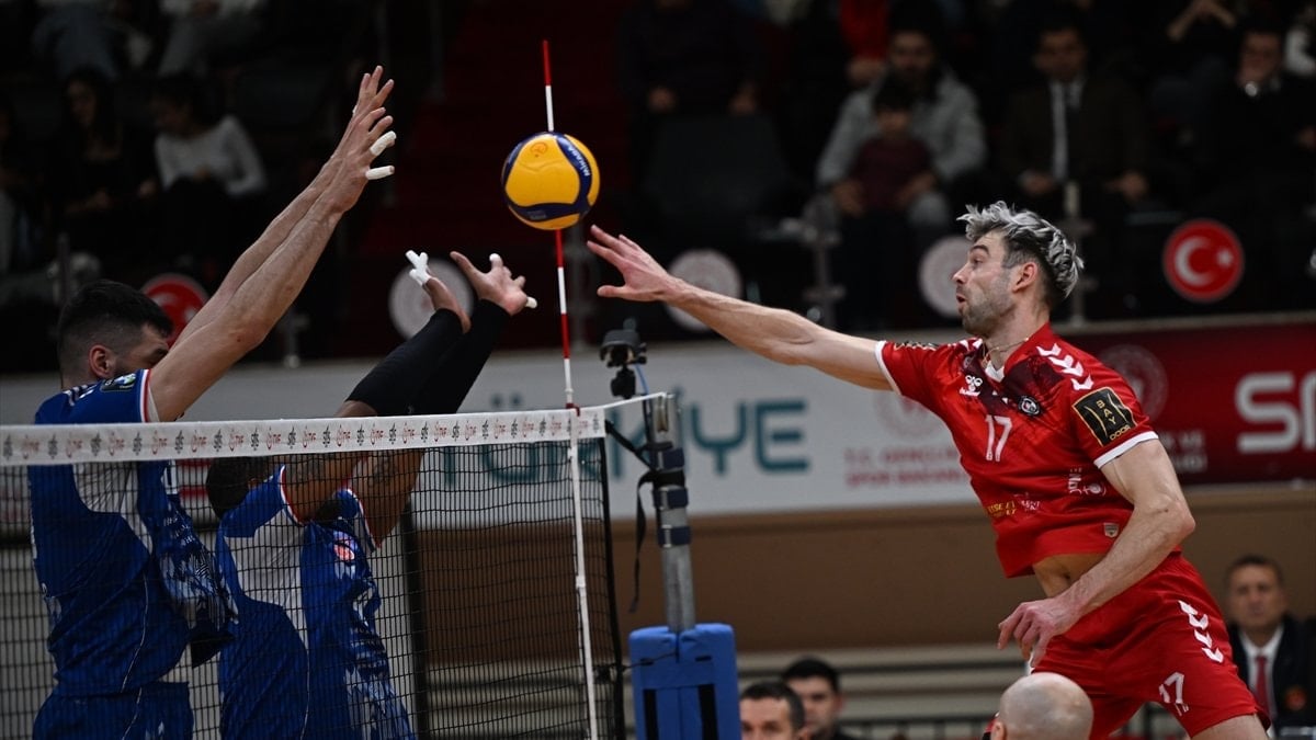 Voleybol Efeler Ligi'nin 18. haftasında Halkbank, deplasmanda Gaziantep Gençlikspor'u 3-1