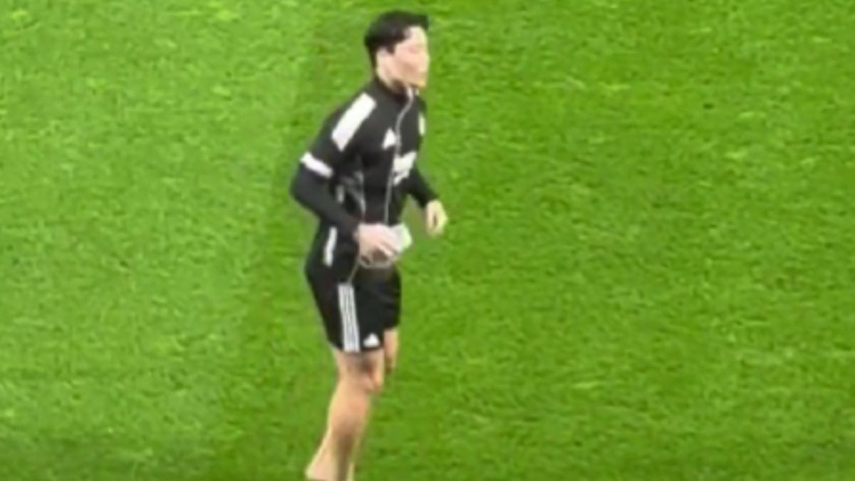 Beşiktaş'ın yeni golcüsü Hyeongyu Oh, Alanyaspor maçının ardından ısınmaya çıplak